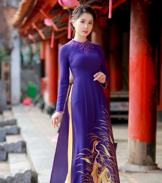 ao-dai-mau-tim-hue-ve-co-vang-dinh-cuom-dep-600x600